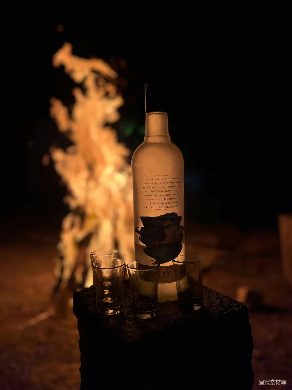 高清摄影 夜晚 篝火 酒瓶 氛围 休闲 夜晚篝火旁的酒瓶与杯具