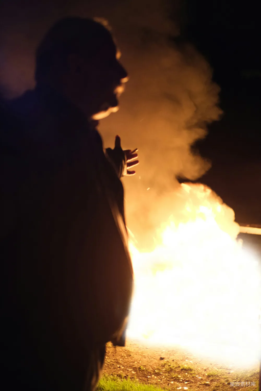 高清摄影 夜晚 火焰 神秘 剪影 氛围 夜幕下的神秘火焰