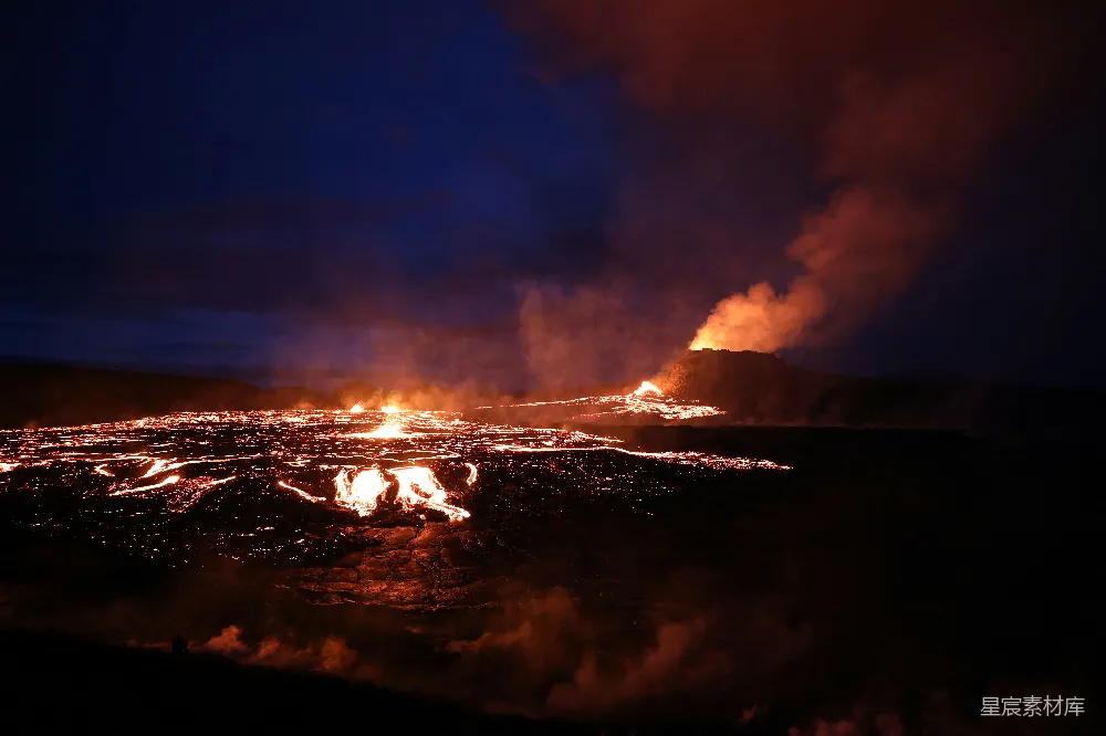 高清摄影 火山 夜景 熔岩 自然 壮观 火山夜景：熔岩与烟雾的壮丽景象