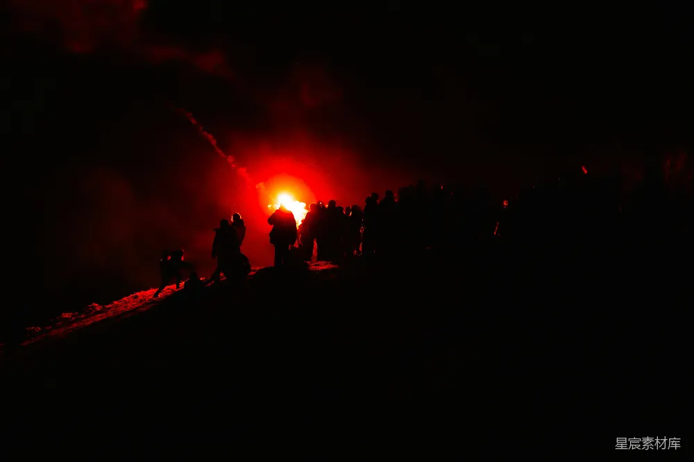 高清摄影 人群 夜景 红色烟雾 氛围感 户外活动 夜幕下的红色光芒