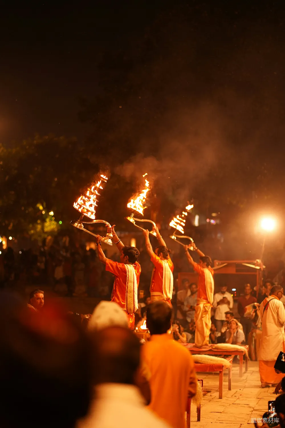 高清摄影 宗教 仪式 夜晚 火光 传统 印度夜间祭祀仪式