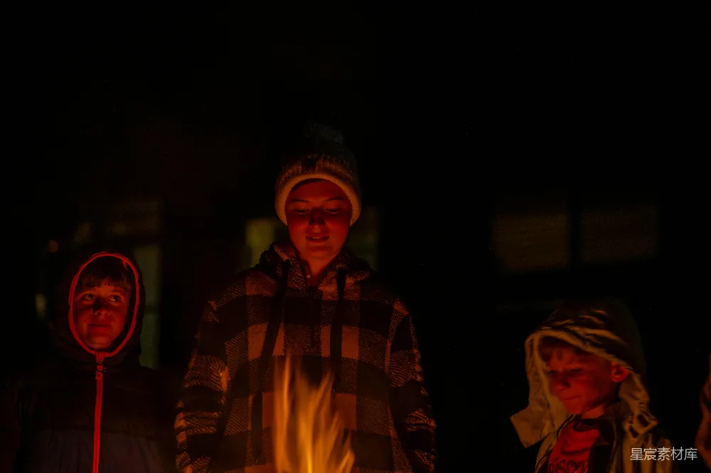 高清摄影 篝火 夜晚 温暖 户外 家庭 篝火旁的温暖时光