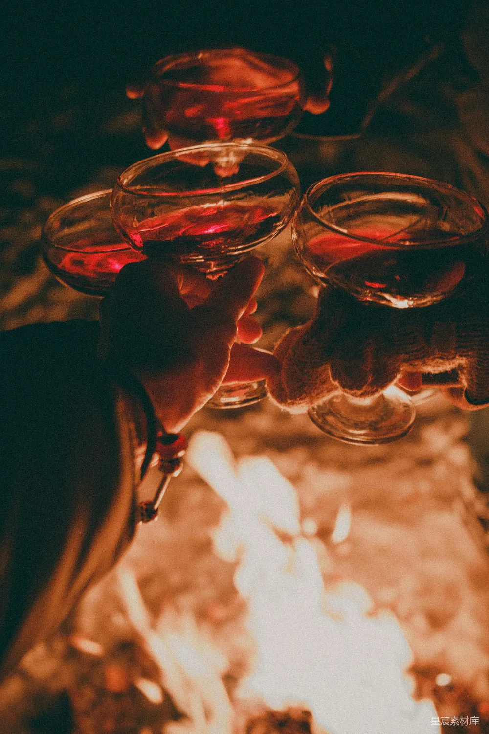 高清摄影 庆祝 聚会 红酒 社交 瞬间 酒杯碰杯的瞬间