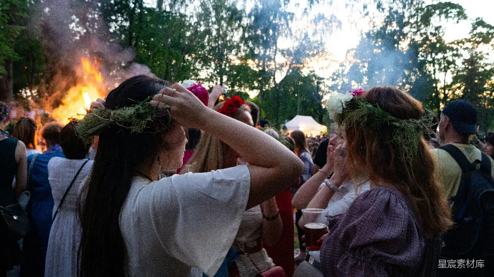 高清摄影 篝火节 节日庆祝 户外活动 传统习俗 集体欢乐 夏日篝火节：欢聚一堂的欢乐时光