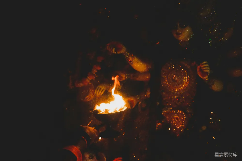 高清摄影 祭拜 火焰 雕像 宗教 夜景 祭拜仪式上的火焰与雕像