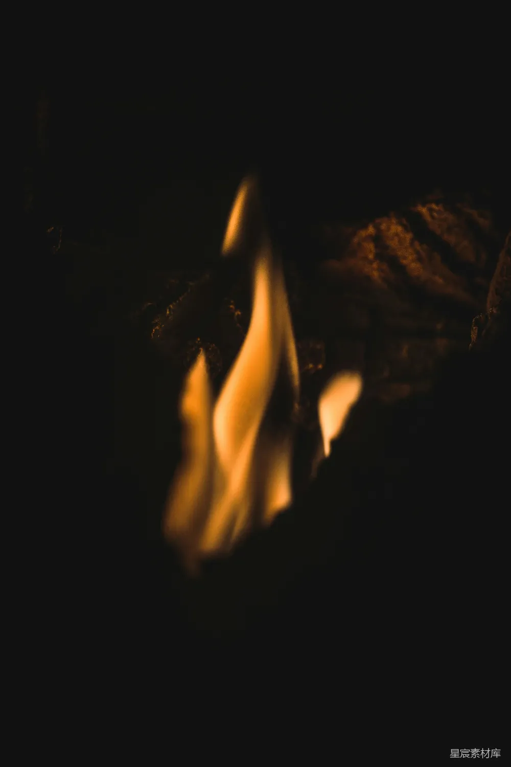 高清摄影 火焰 夜景 温暖 静谧 自然 微光中的火焰