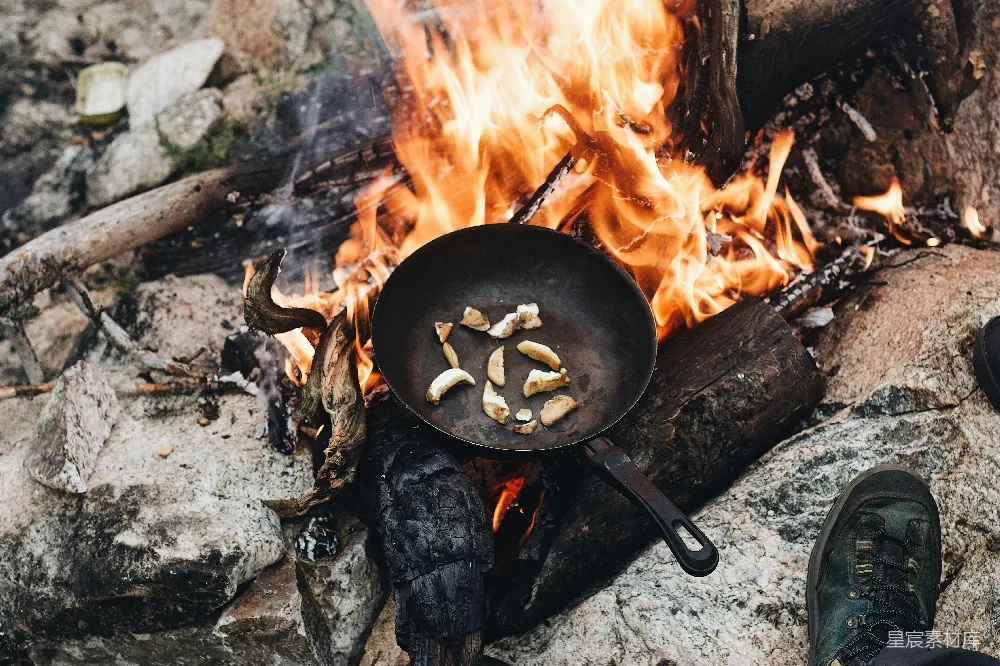 高清摄影 野餐 露营 篝火 户外 美食 篝火旁的野餐时光