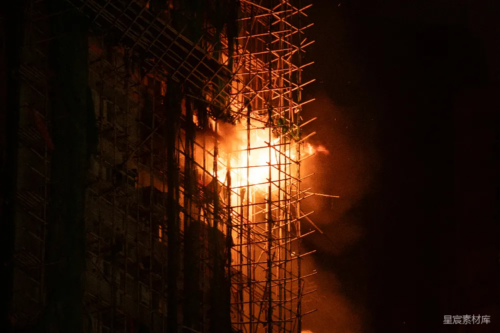 高清摄影 火灾 建筑工地 夜晚 紧急情况 消防救援 夜色中的建筑工地火灾