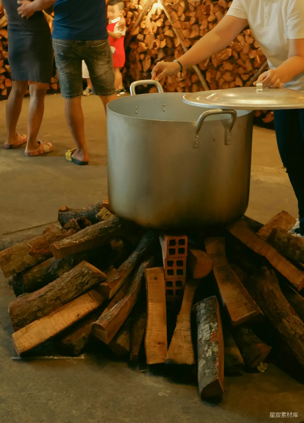 高清摄影 户外活动 篝火 烹饪 家庭聚会 自然 户外篝火煮锅场景
