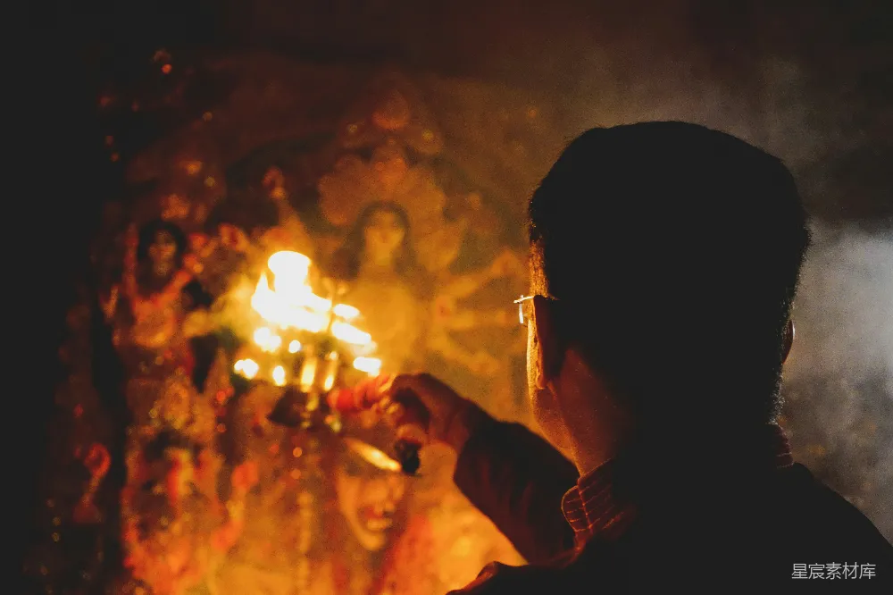高清摄影 祈祷 宗教仪式 烛光 夜晚 宁静 烛光下的祈祷