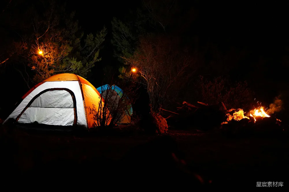 高清摄影 露营 夜晚 篝火 帐篷 户外 夜幕下的露营帐篷