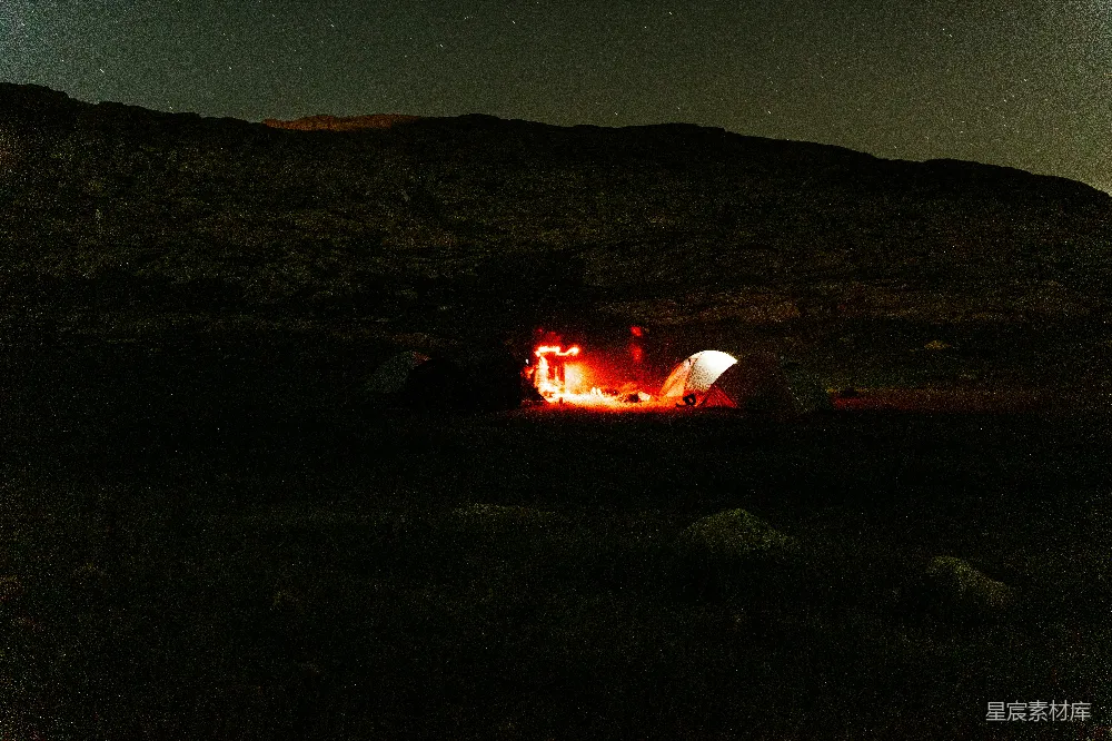高清摄影 露营 夜景 自然 户外 宁静 篝火下的帐篷