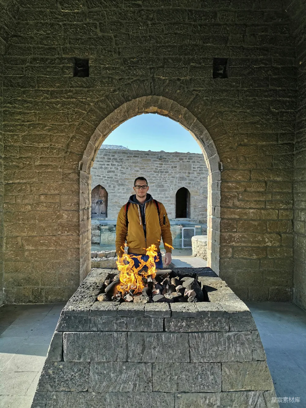 高清摄影 古堡 篝火 旅行 户外 历史 古堡中的篝火