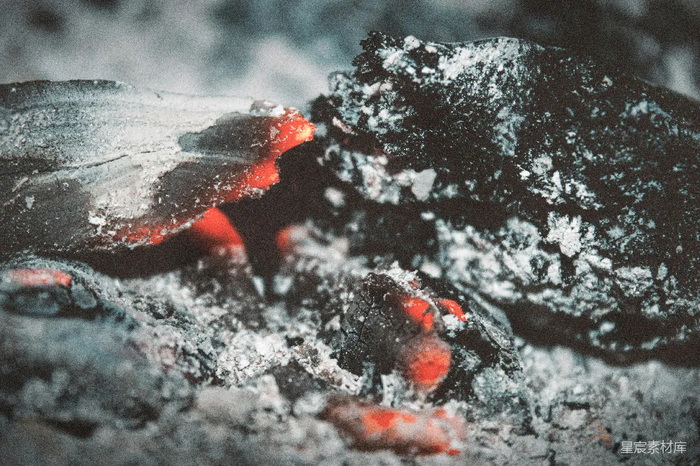 高清摄影 煤炭 火红 细节 温暖 自然 炭火中的红色点缀