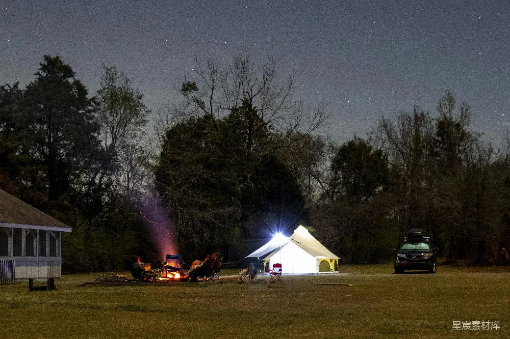 高清摄影 露营 夜晚 帐篷 篝火 户外 夜晚露营的温馨场景
