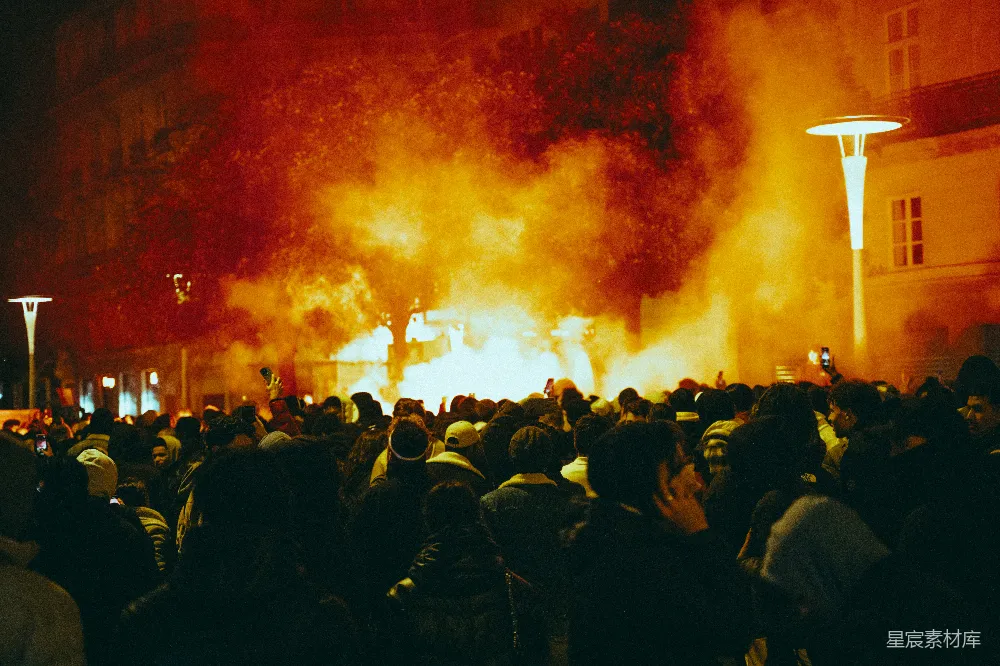高清摄影 抗议 夜景 人群 冲突 街头文化 抗议现场的夜晚
