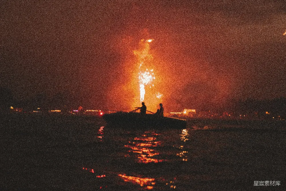 高清摄影 夜晚 烟火 剪影 节日 庆祝 夜幕下的火光与剪影