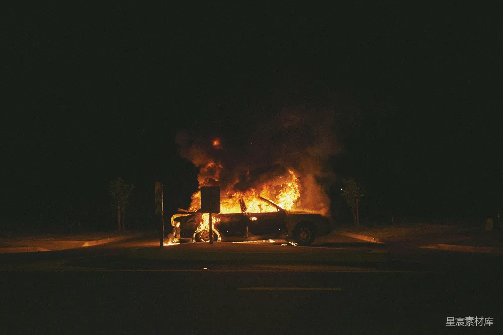 高清摄影 夜晚 火灾 汽车 紧急情况 城市 夜晚燃烧的汽车