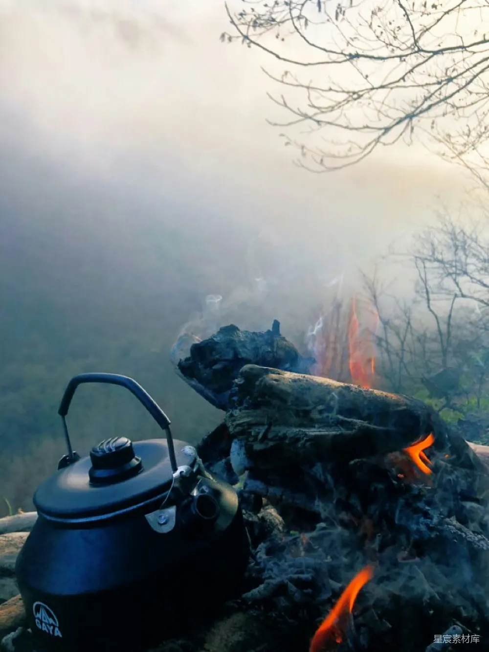 高清摄影 露营 篝火 茶壶 自然 户外 露营中的篝火与茶壶