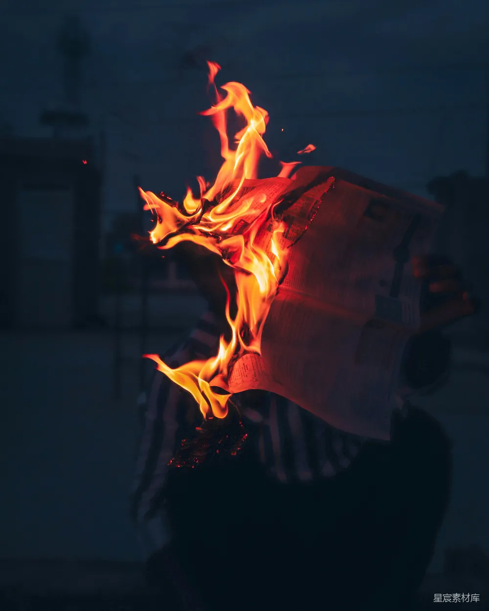 高清摄影 火焰 报纸 夜晚 艺术 情感 燃烧的报纸
