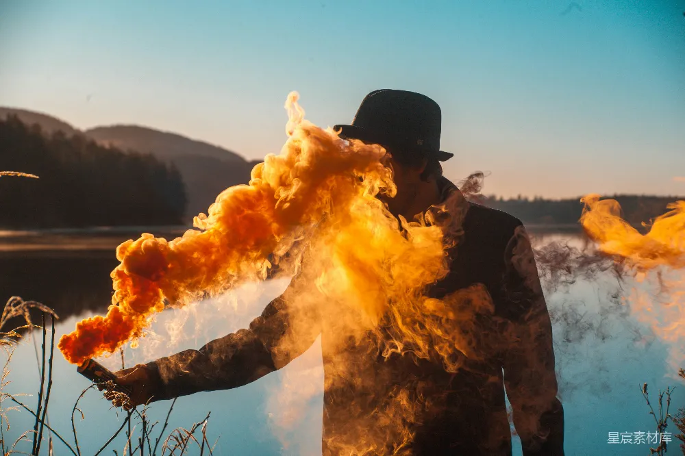 高清摄影 烟雾 湖畔 神秘 自然 艺术 燃烧的烟雾：湖边的神秘男子
