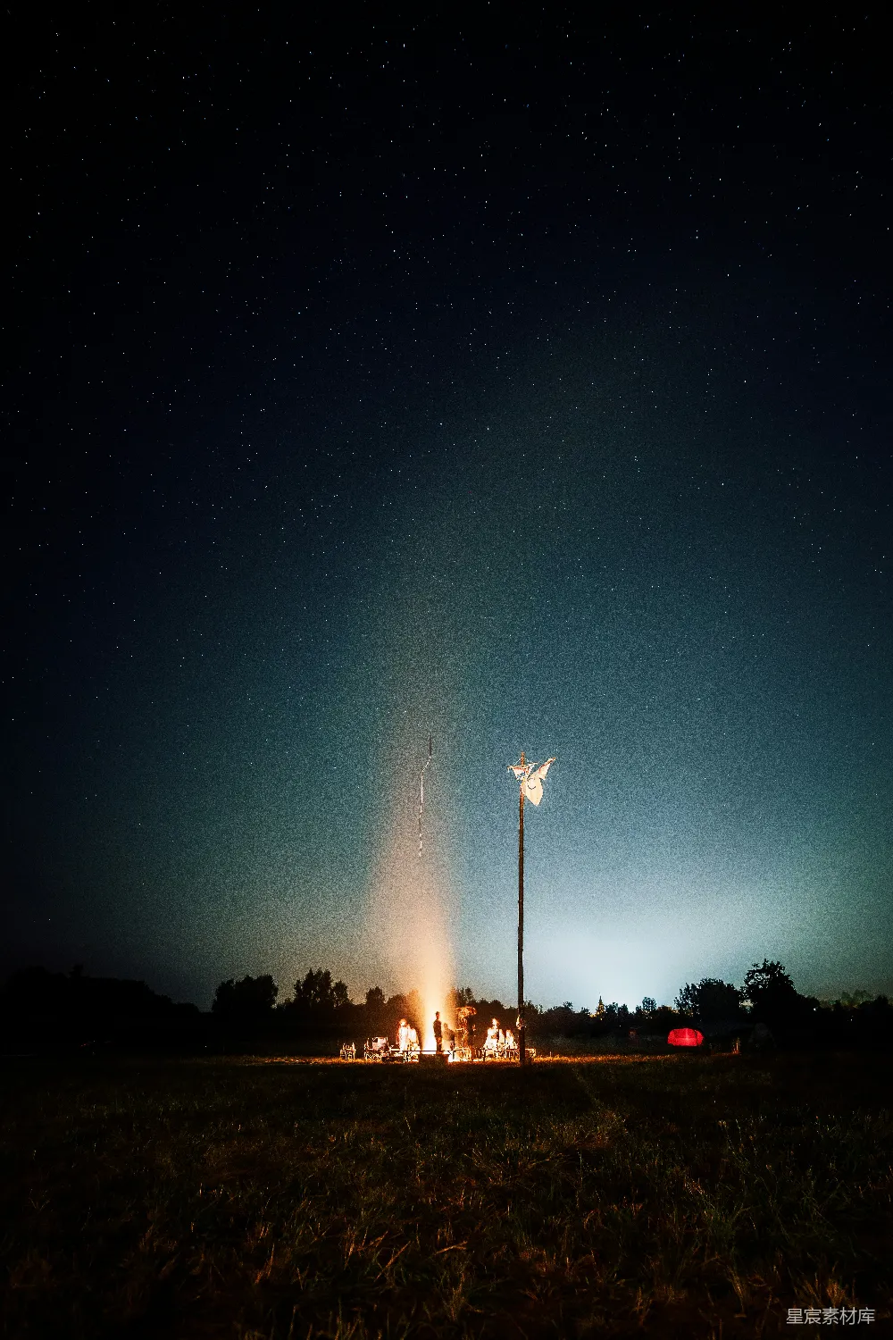 高清摄影 夜景 篝火 星空 户外活动 旗帜 夜空下的篝火与旗帜