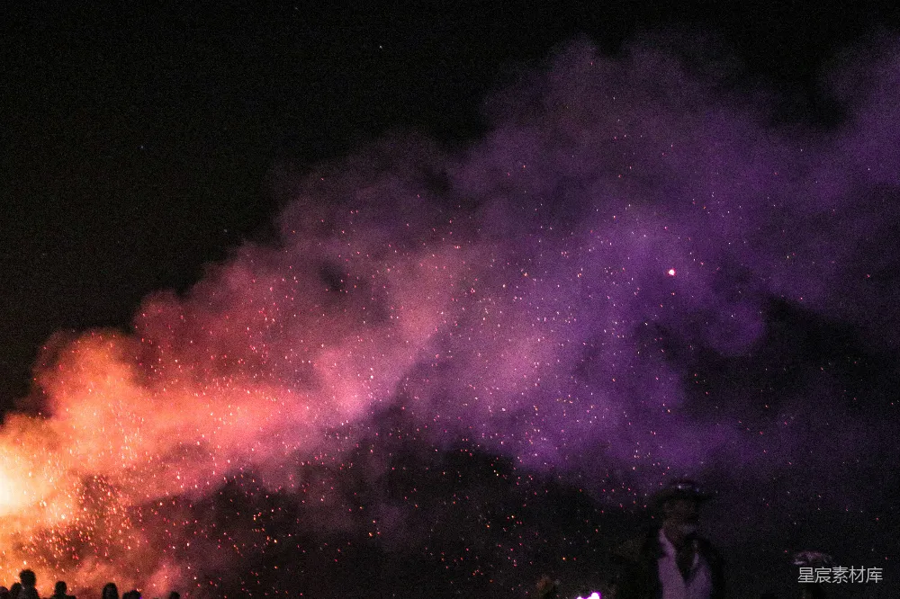 高清摄影 烟花 夜景 节日 庆祝 绚丽 夜空下的烟花绽放