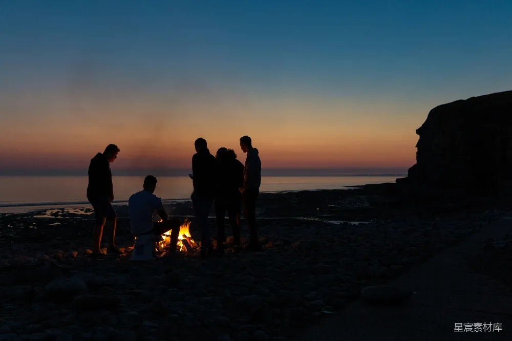 高清摄影 海滩 篝火 夕阳 休闲 友情 海滩篝火夜话