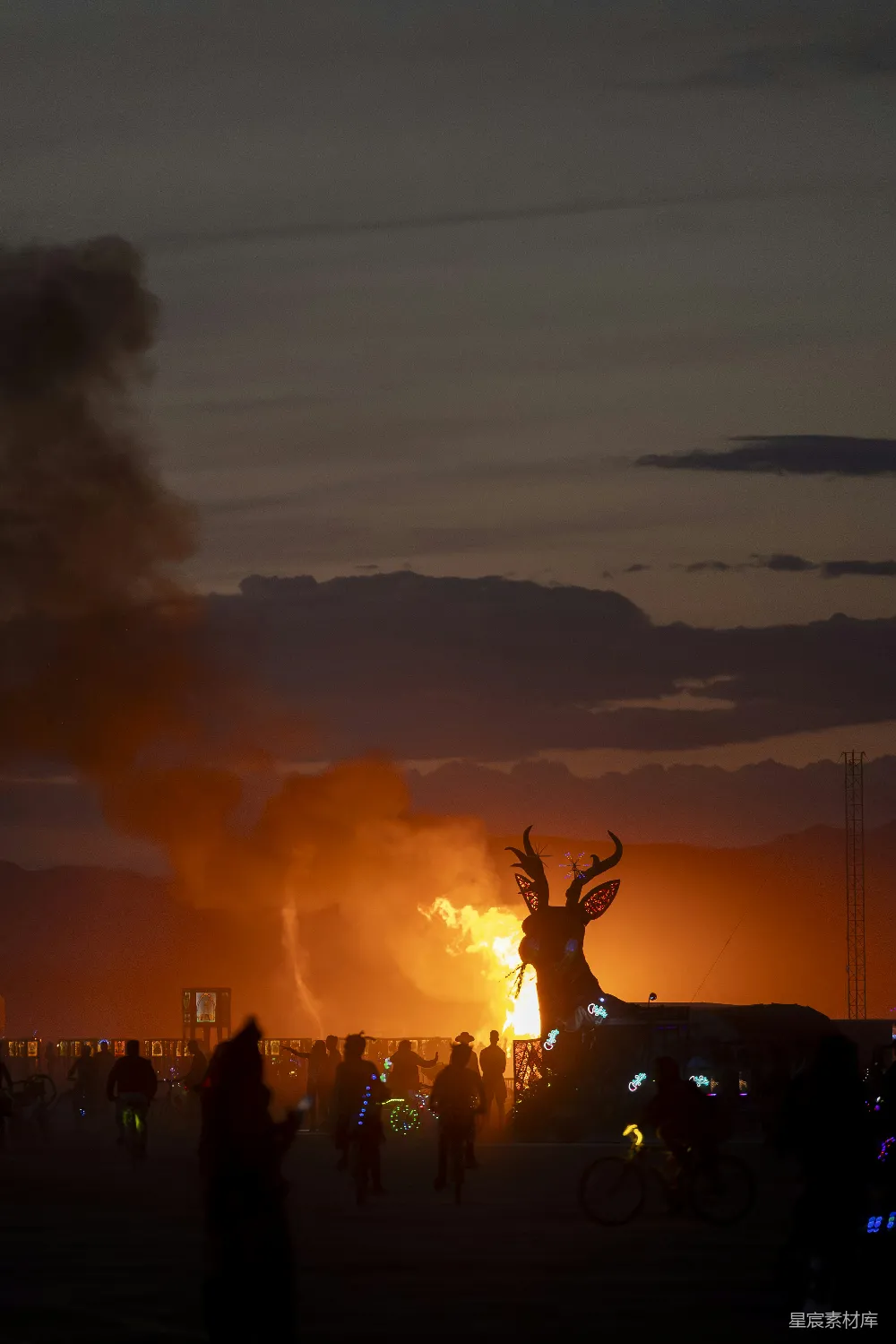 高清摄影 火节 Burning Man 艺术节 夜晚 烟花 燃烧的节日：Burning Man的艺术与火焰