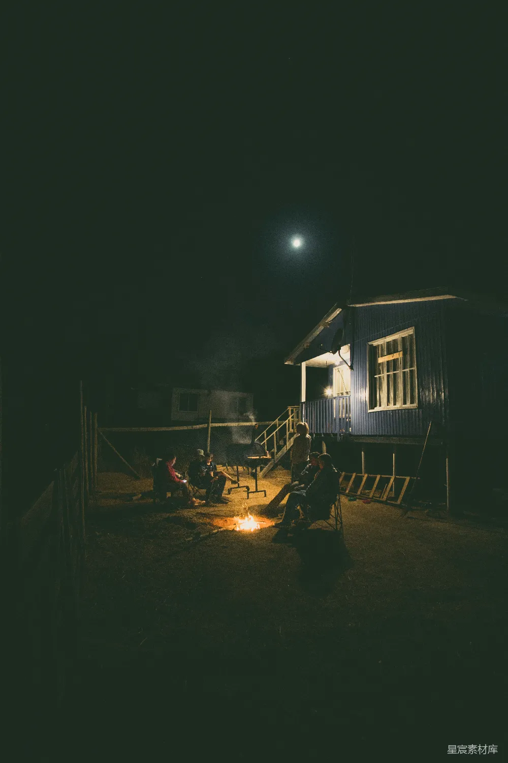 高清摄影 夜晚 篝火 露营 朋友聚会 户外活动 夜幕下的篝火派对