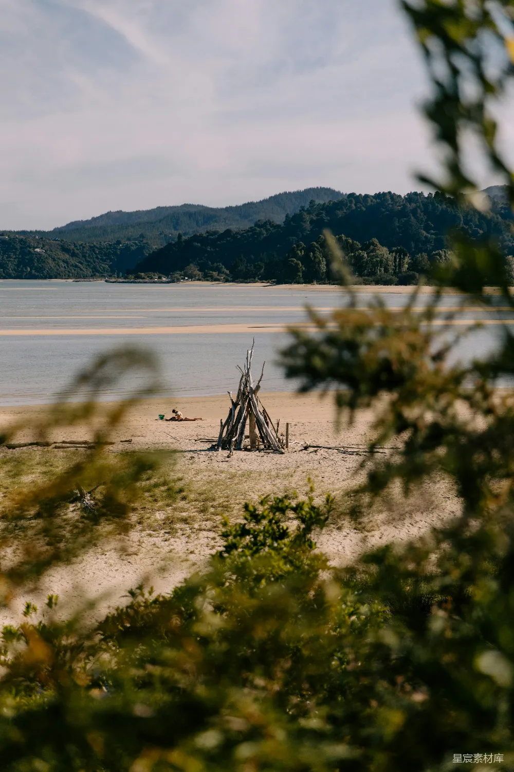 高清摄影 自然风光 宁静 湖边 户外 休闲 河边的小木屋与宁静的湖景