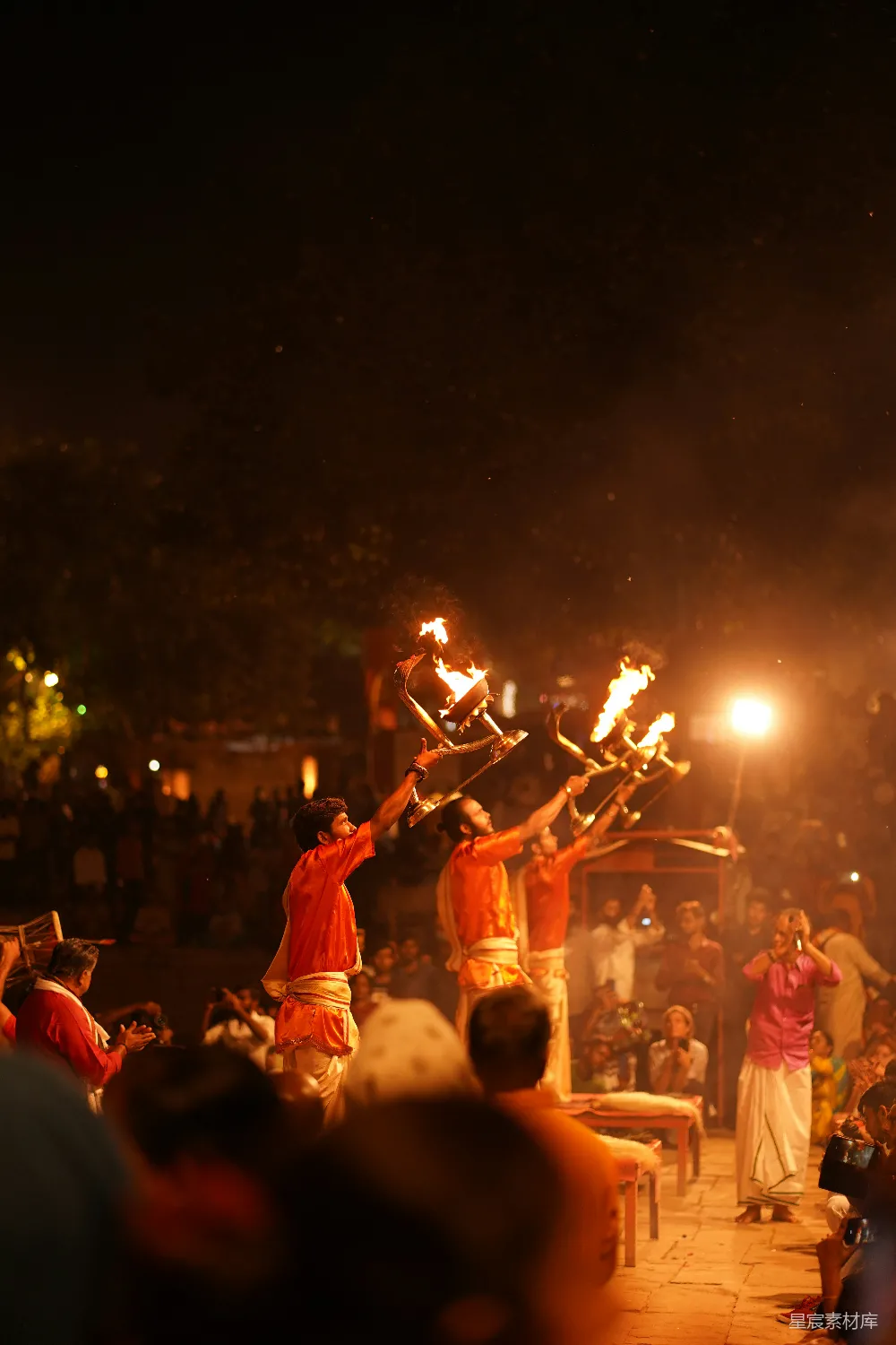 高清摄影 祭典 夜晚 烟火 仪式 文化 夜幕下的传统祭典