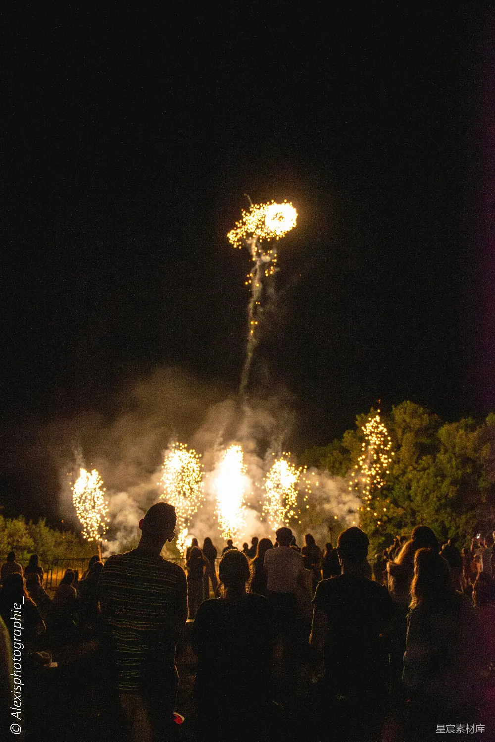 高清摄影 烟花 夜晚 人群 节日 庆祝 烟花夜景下的观众
