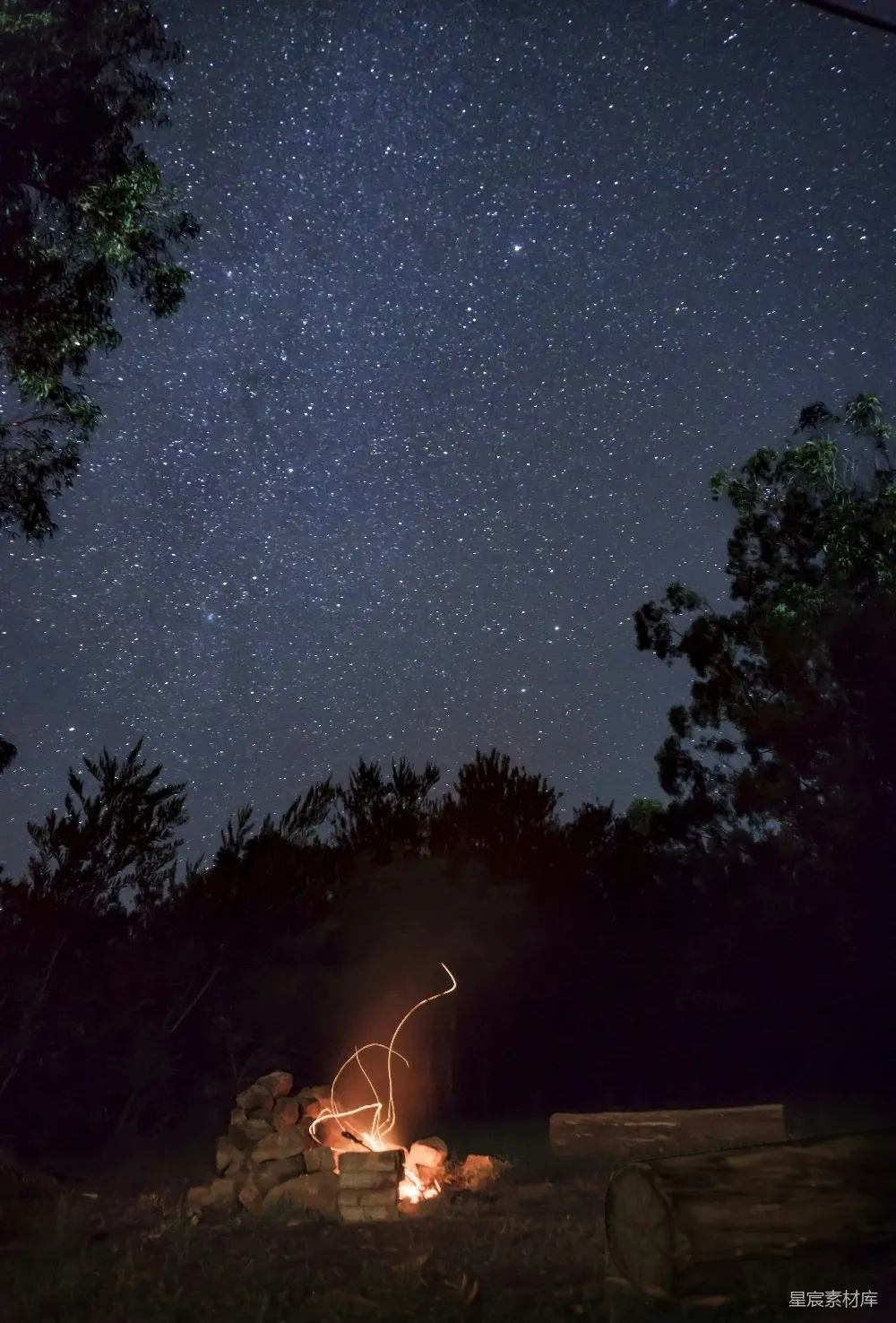 高清摄影 星空 篝火 夜晚 户外 宁静 篝火下的星空