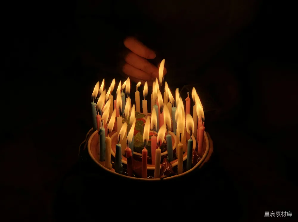 高清摄影 生日蛋糕 烛光 庆祝 黑暗中的温暖 幸福时光 烛光中的生日蛋糕