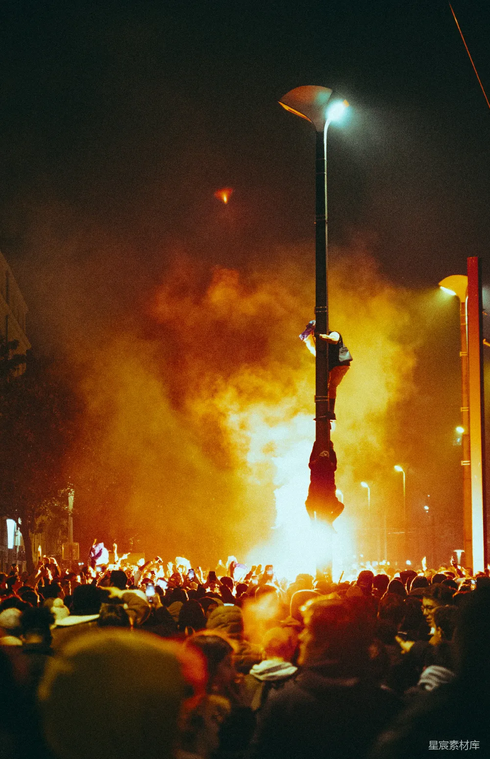 高清摄影 街头艺术 抗议 城市夜景 社会运动 情感表达 街头艺术与反抗