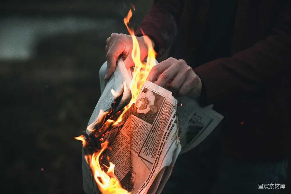高清摄影 火焰 报纸 燃烧 静谧 废墟 燃尽的报纸