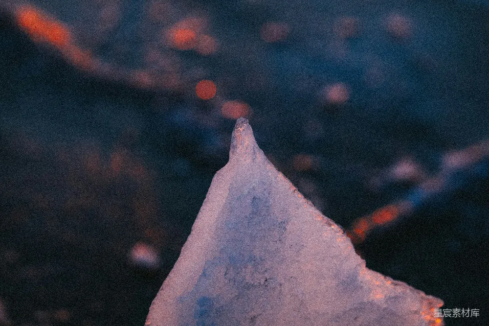 高清摄影 冰锥 夜景 冷色调 自然风光 宁静 夜色中的冰锥