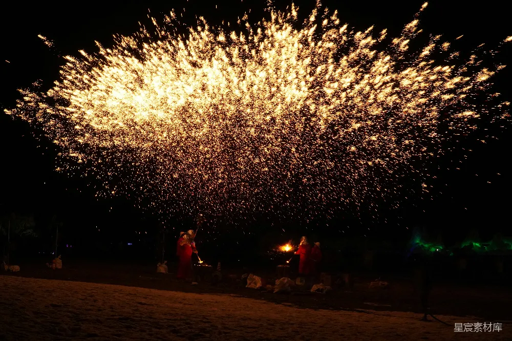 高清摄影 火花 夜景 表演 烟火 庆祝 璀璨火花夜空下的表演