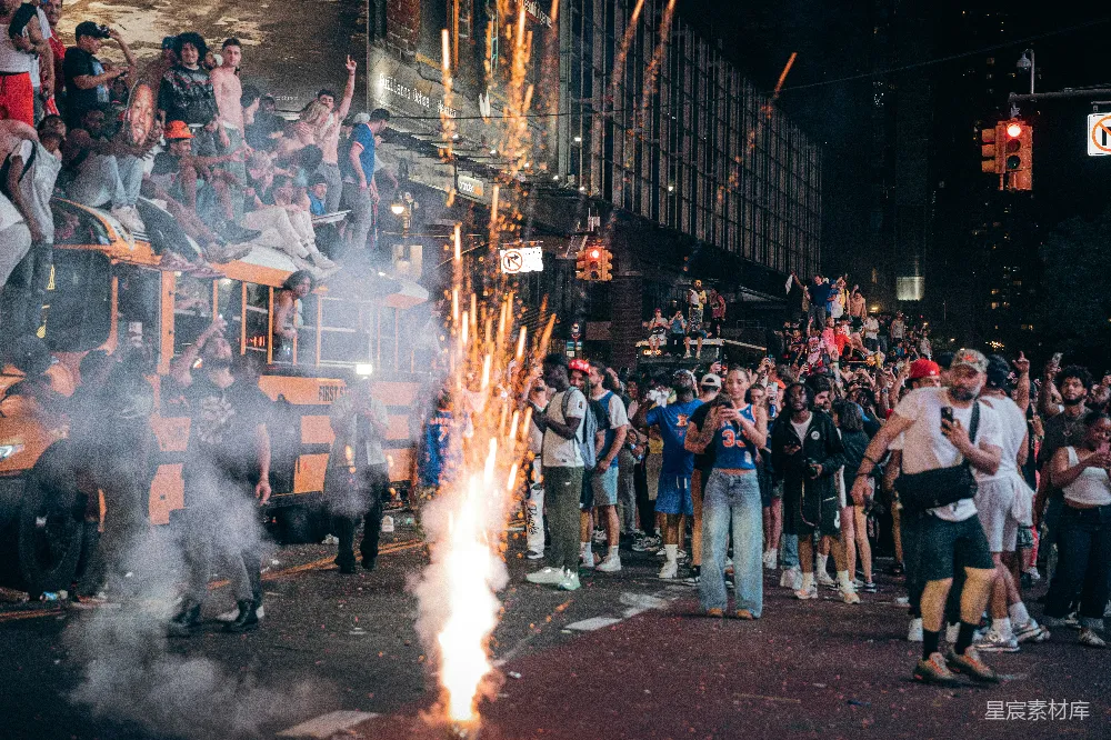 高清摄影 庆祝活动 城市夜景 人群 烟花 街头派对 夜晚城市街头的庆祝活动