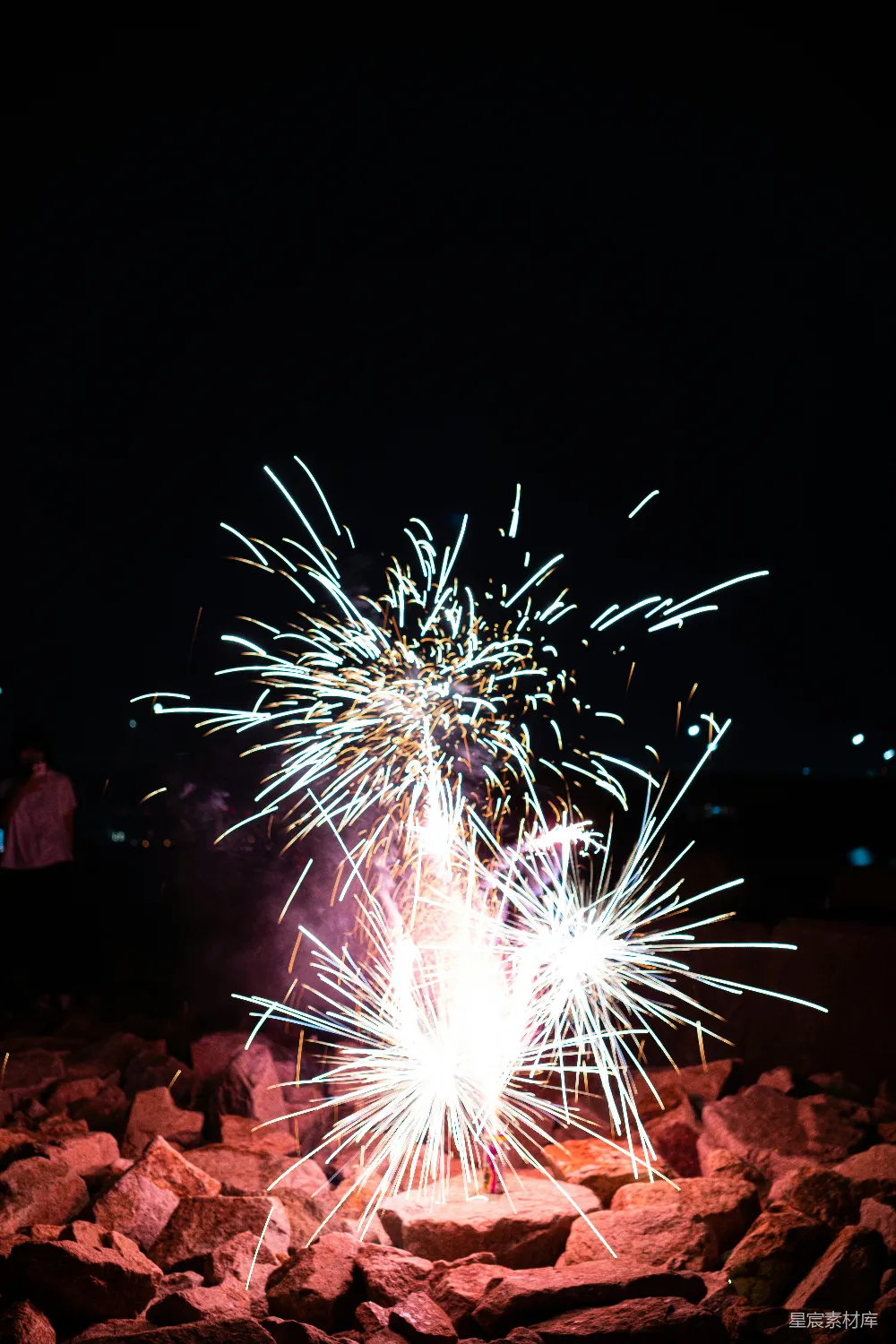 高清摄影 烟花 夜景 庆祝 节日 自然 夜空下的烟花绽放