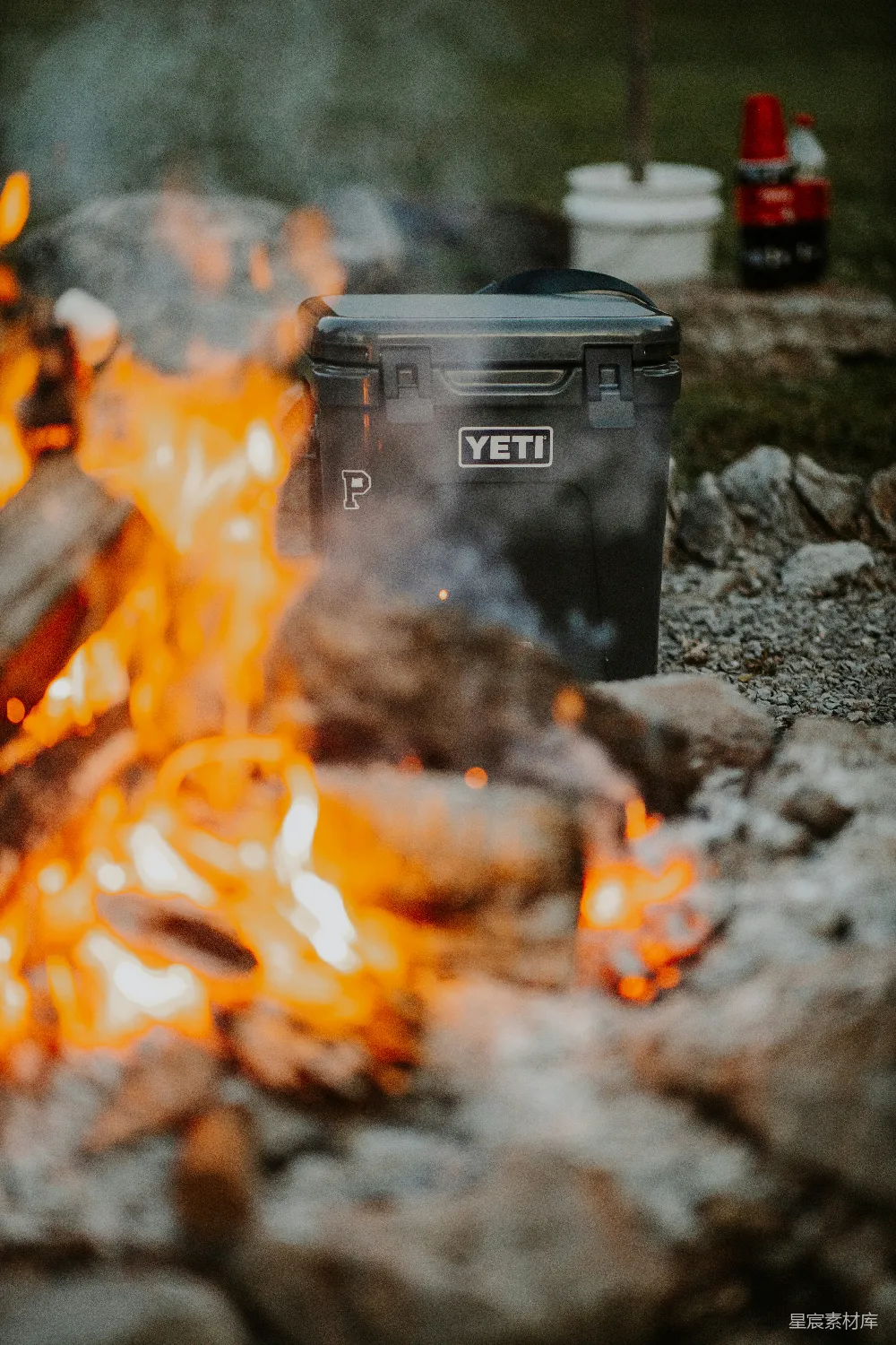 高清摄影 户外 篝火 YETI 野营 休闲 篝火旁的YETI冰桶