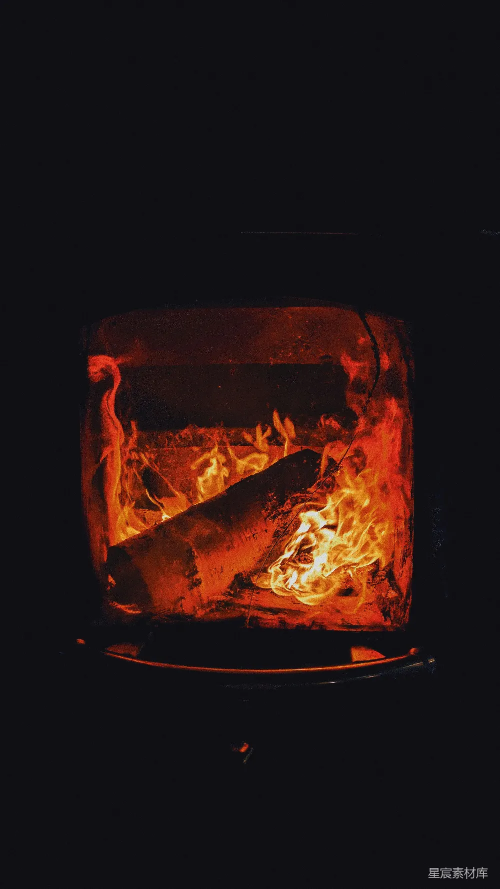 高清摄影 炉火 温暖 夜晚 舒适 静谧 温暖的炉火