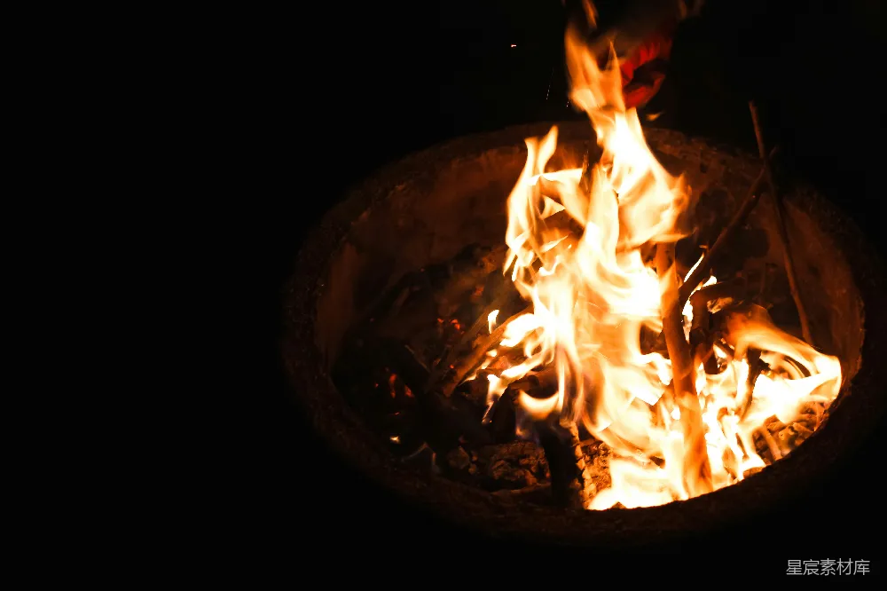 高清摄影 篝火在夜晚燃烧着火焰。