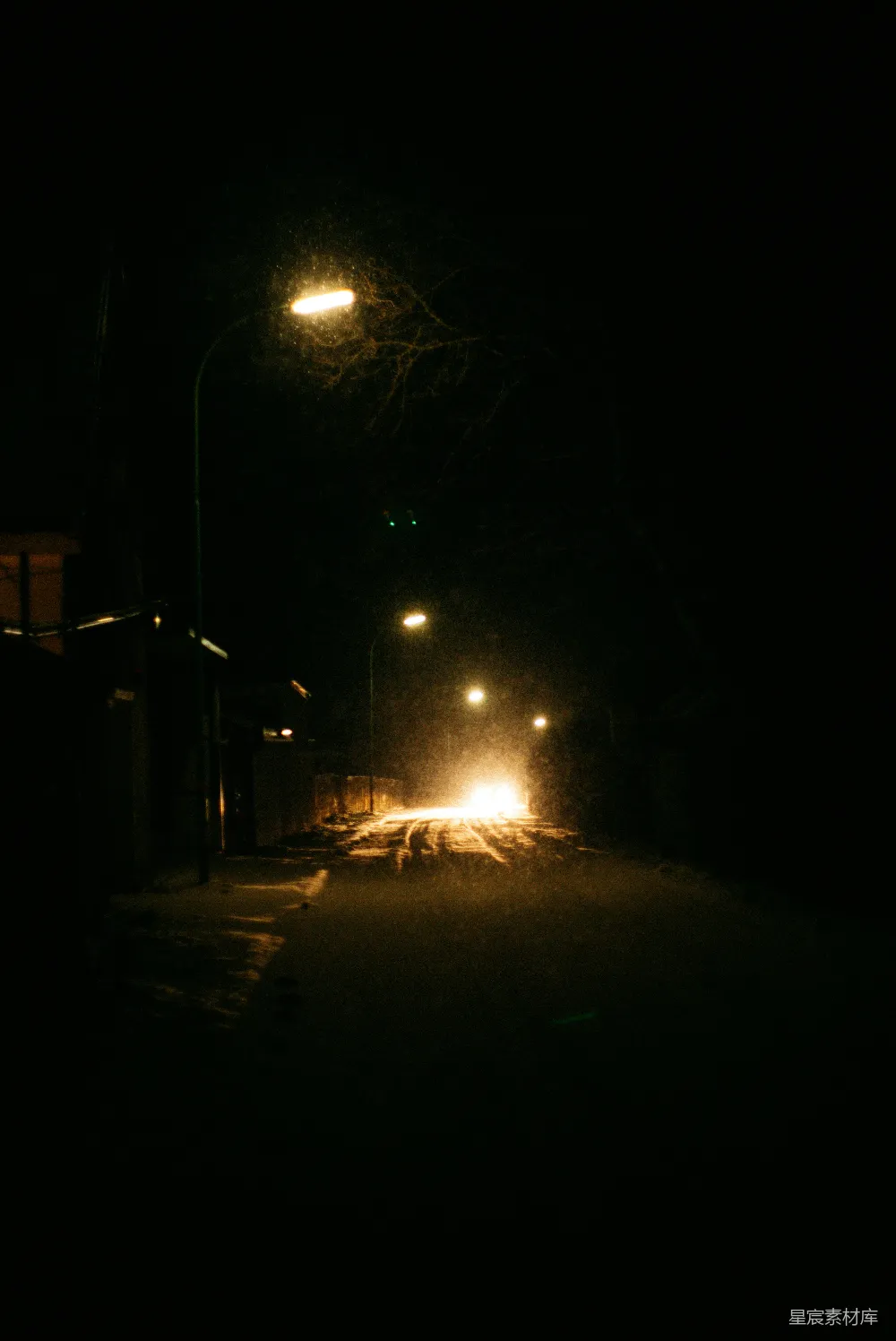 高清摄影 夜晚 路灯 雪景 静谧 城市 夜色中的路灯与飘雪