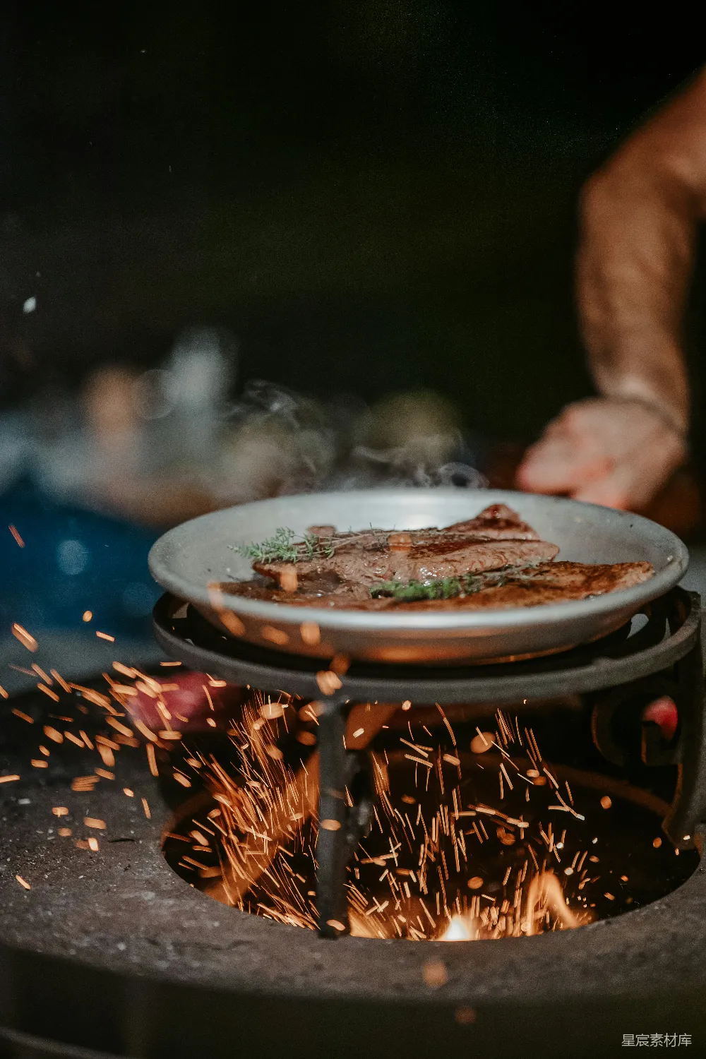高清摄影 烤肉 美食 烹饪 户外 火花 炭火烤肉