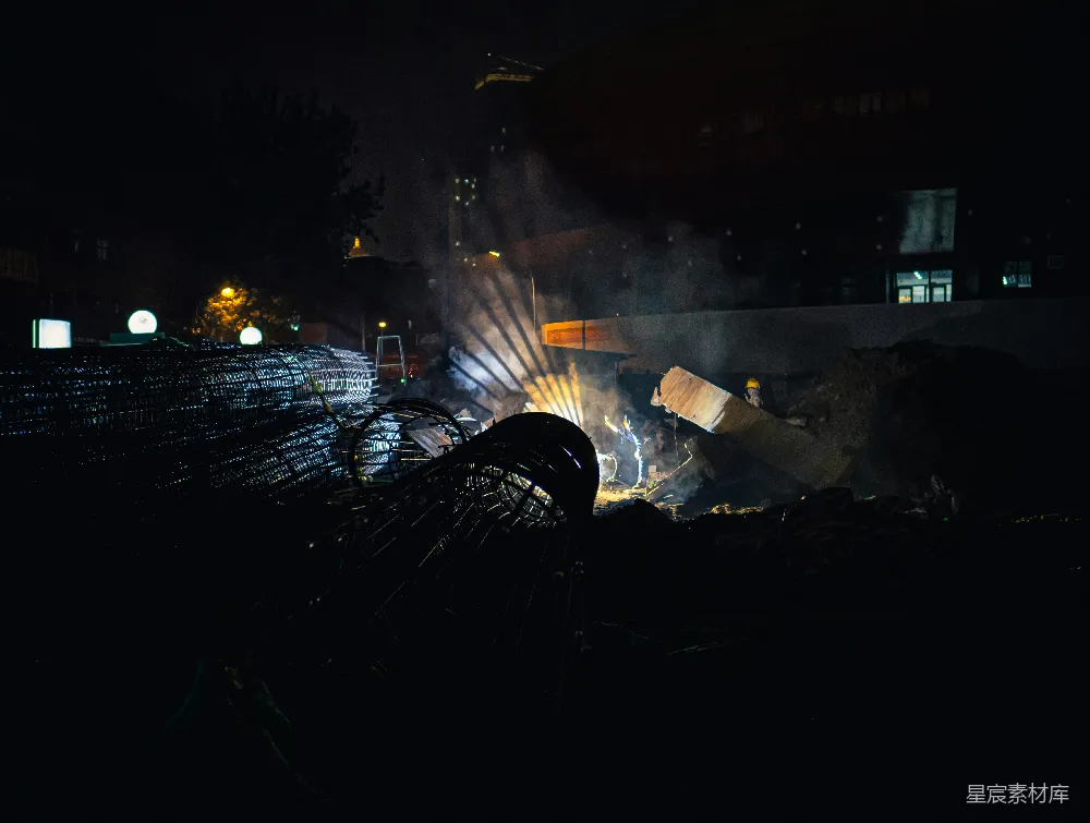 高清摄影 夜景 工地 焊接 施工 城市 夜幕下的工地焊接