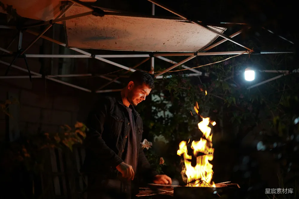 高清摄影 夜晚 篝火 思考 户外 宁静 夜幕下的篝火与思考
