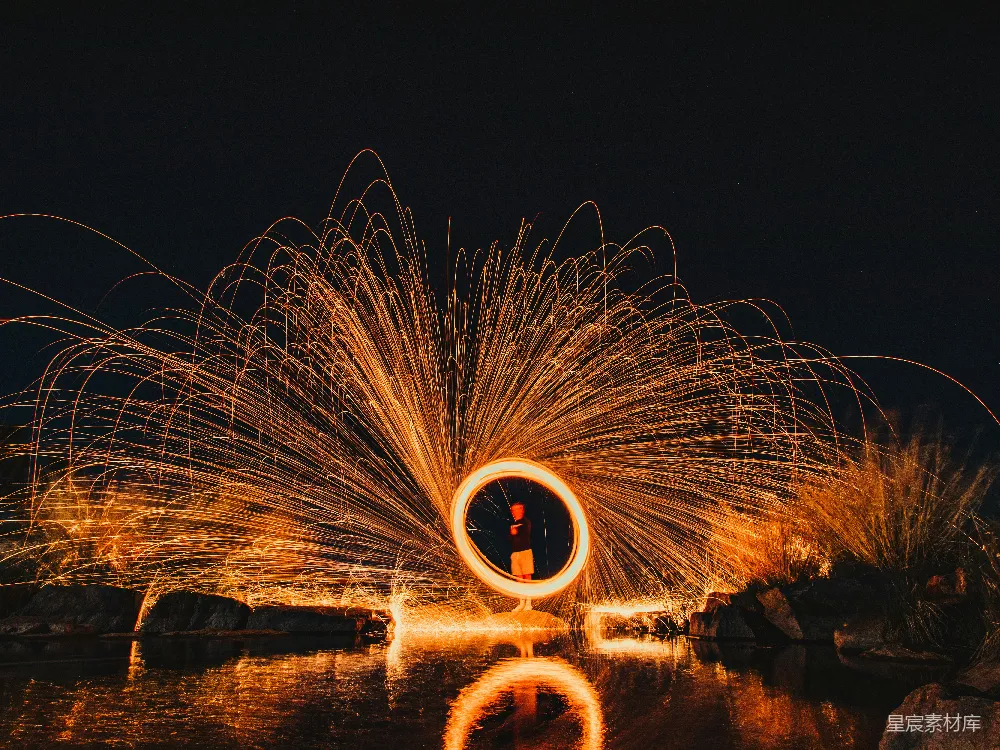 高清摄影 夜景 烟花 长曝光 人像 艺术 夜空下的烟花与人影