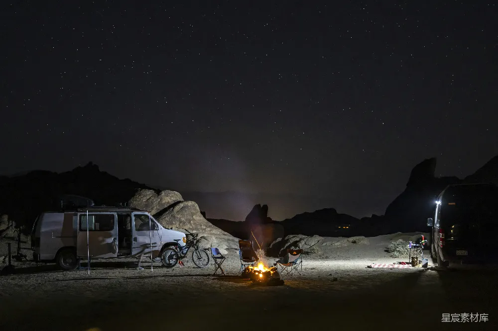 高清摄影 露营 夜景 篝火 户外 自然 夜幕下的露营篝火